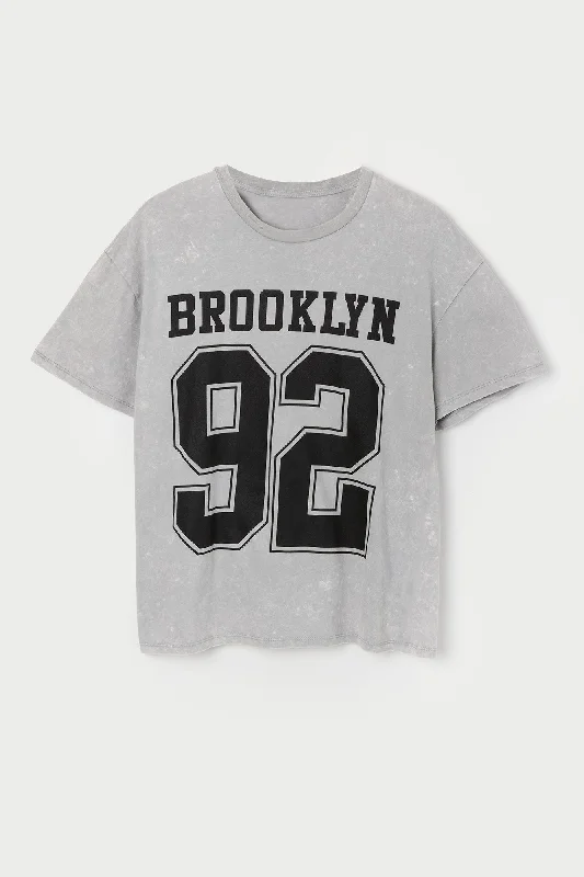 0788-31391010-brooklyn-92-graphic-washed-boyfriend-t-shirt